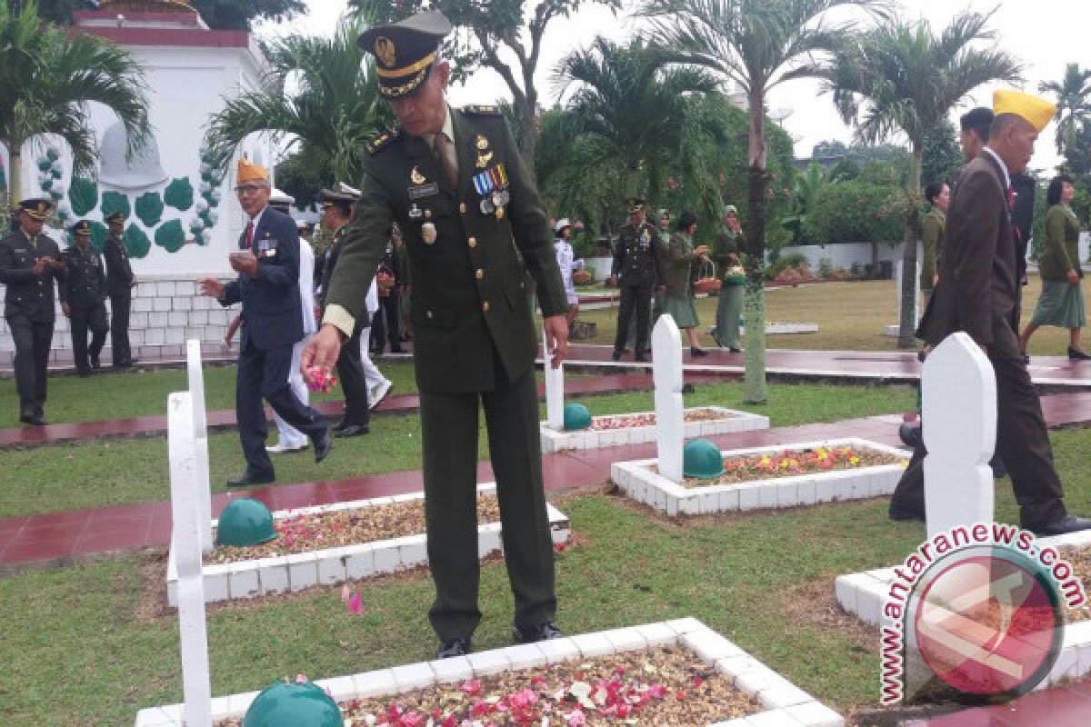 Jajaran Korem 042/Gapu Ziarah ke Makam Pahlawan