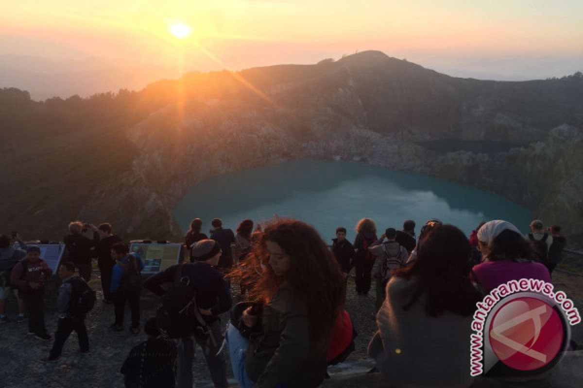 Wisatawan Nikmati "Sunrise" di Danau Kelimutu 