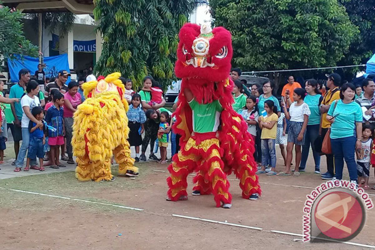 Atraksi Barongsai Hibur Anak Pengungsi Gunung Agung (Video)