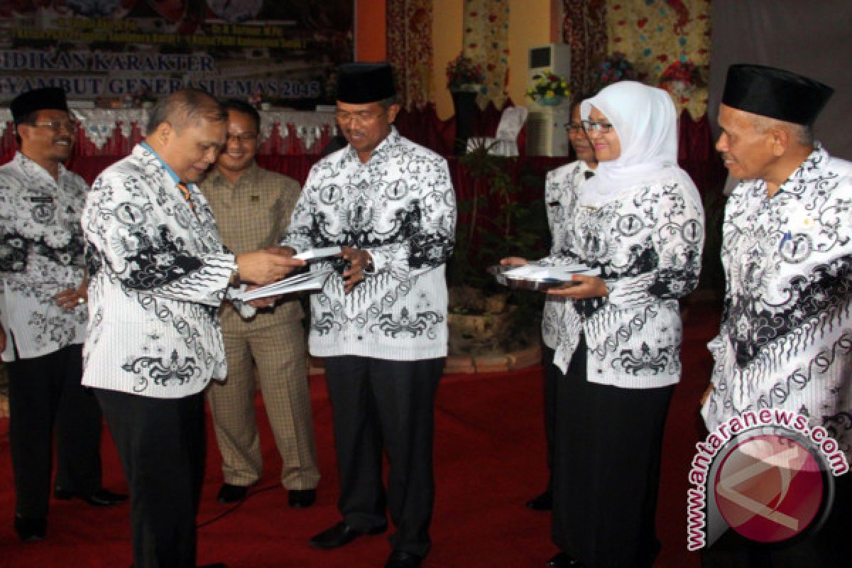 Bupati Solok : Figur Guru Tekan Pengaruh Negatif