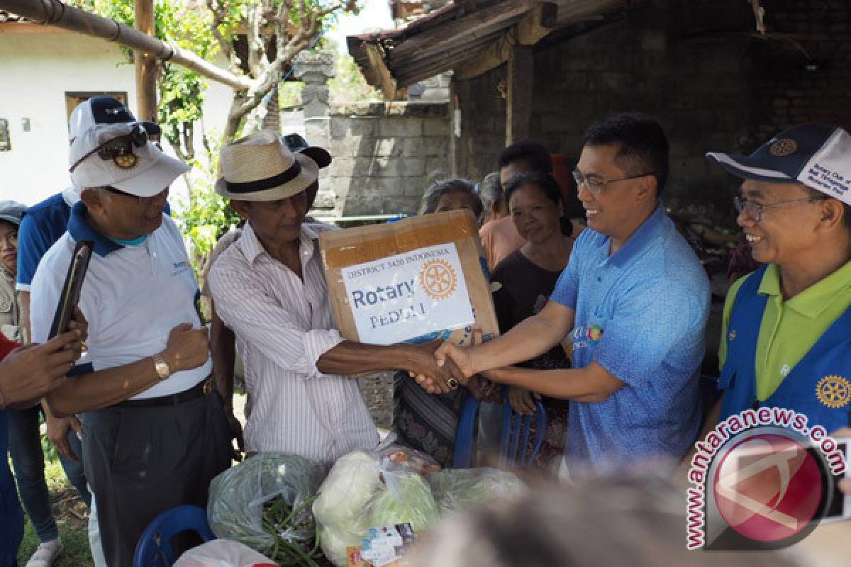 Wabup Badung-Karangasem Membantu Pengungsi di Kelurahan Kapal