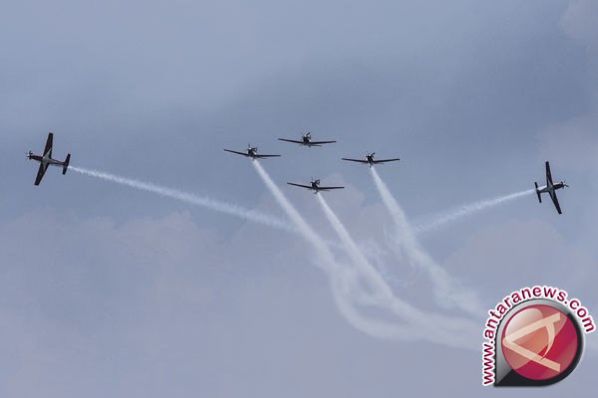 Sambut HUT TNI, warga padati Dermaga Indah Kiat