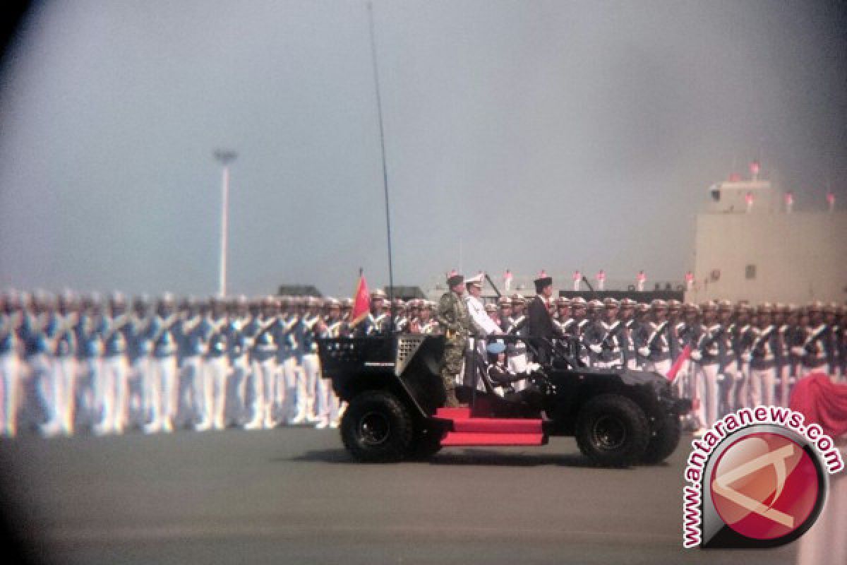 Presiden hadiri peringatan HUT TNI, berjalan kaki tembus kemacetan