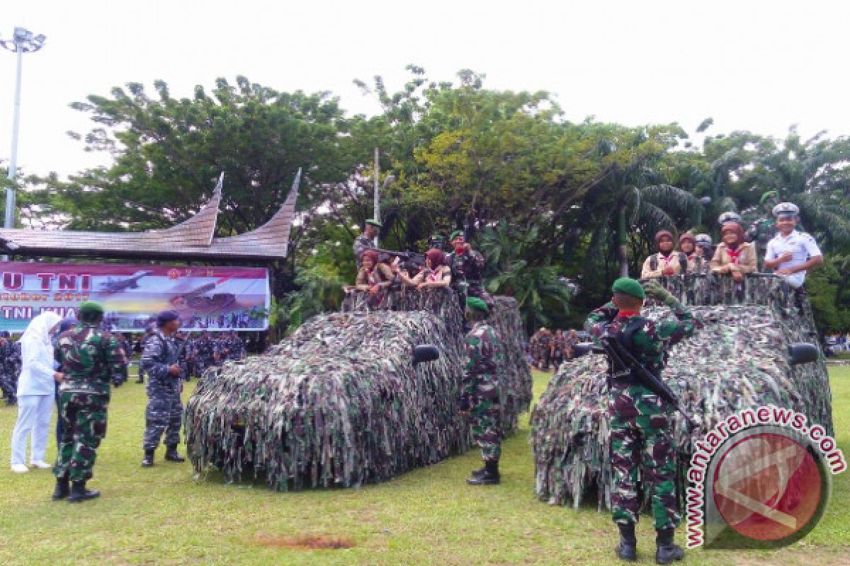 TNI Pamerkan Alutsista di RTH Imam Bonjol Padang