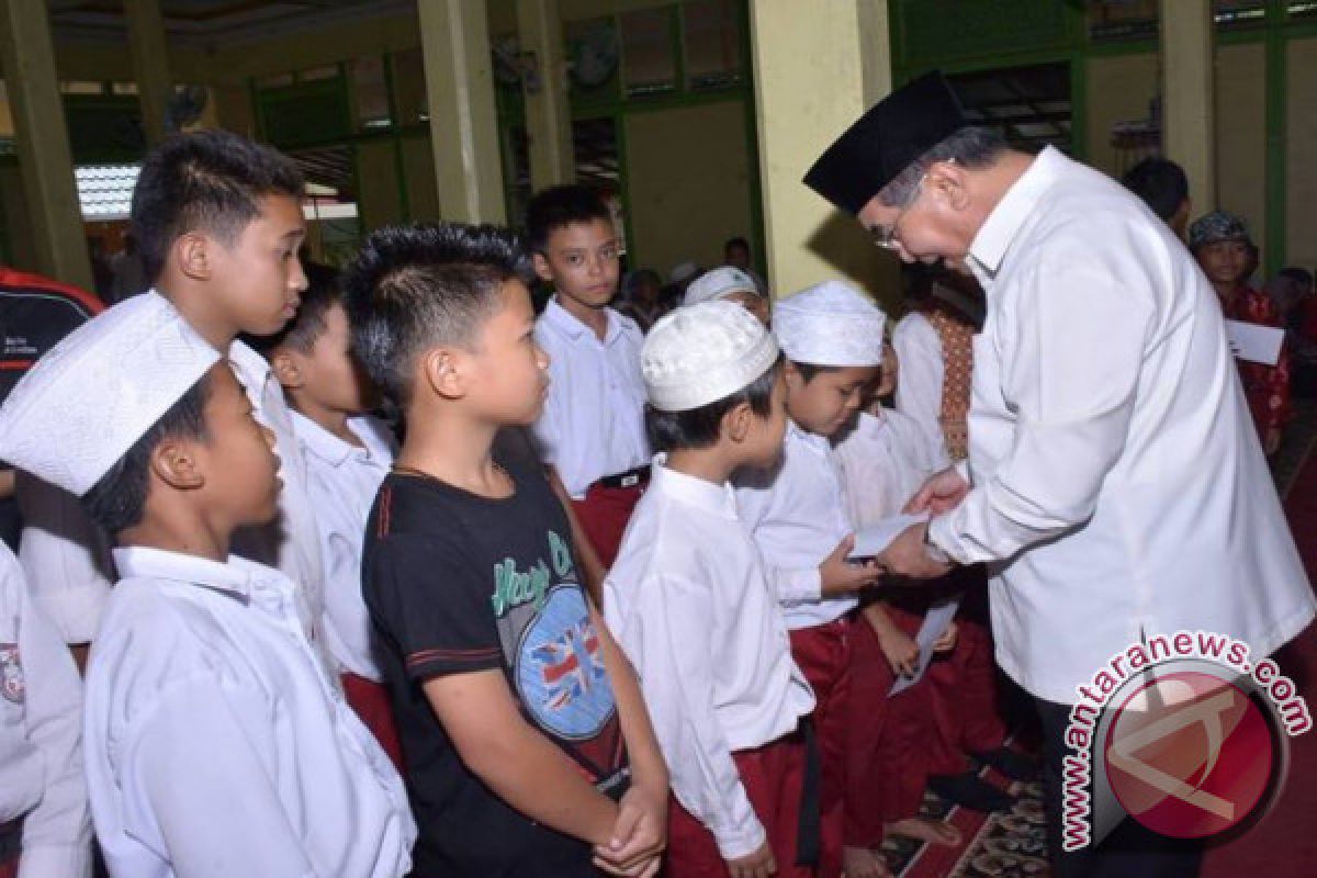 Bupati HSS Serahkan Santunan 450 Anak Yatim