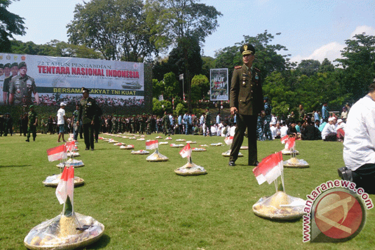 Makan Bersama Meriahkan HUT Ke-72 TNI