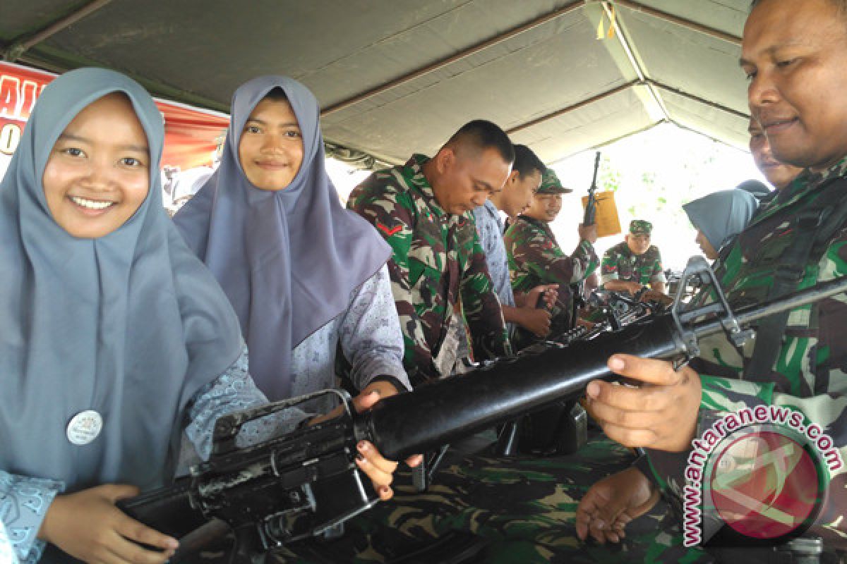 Pelajar padati pameran alutsista Kodim Aceh Barat
