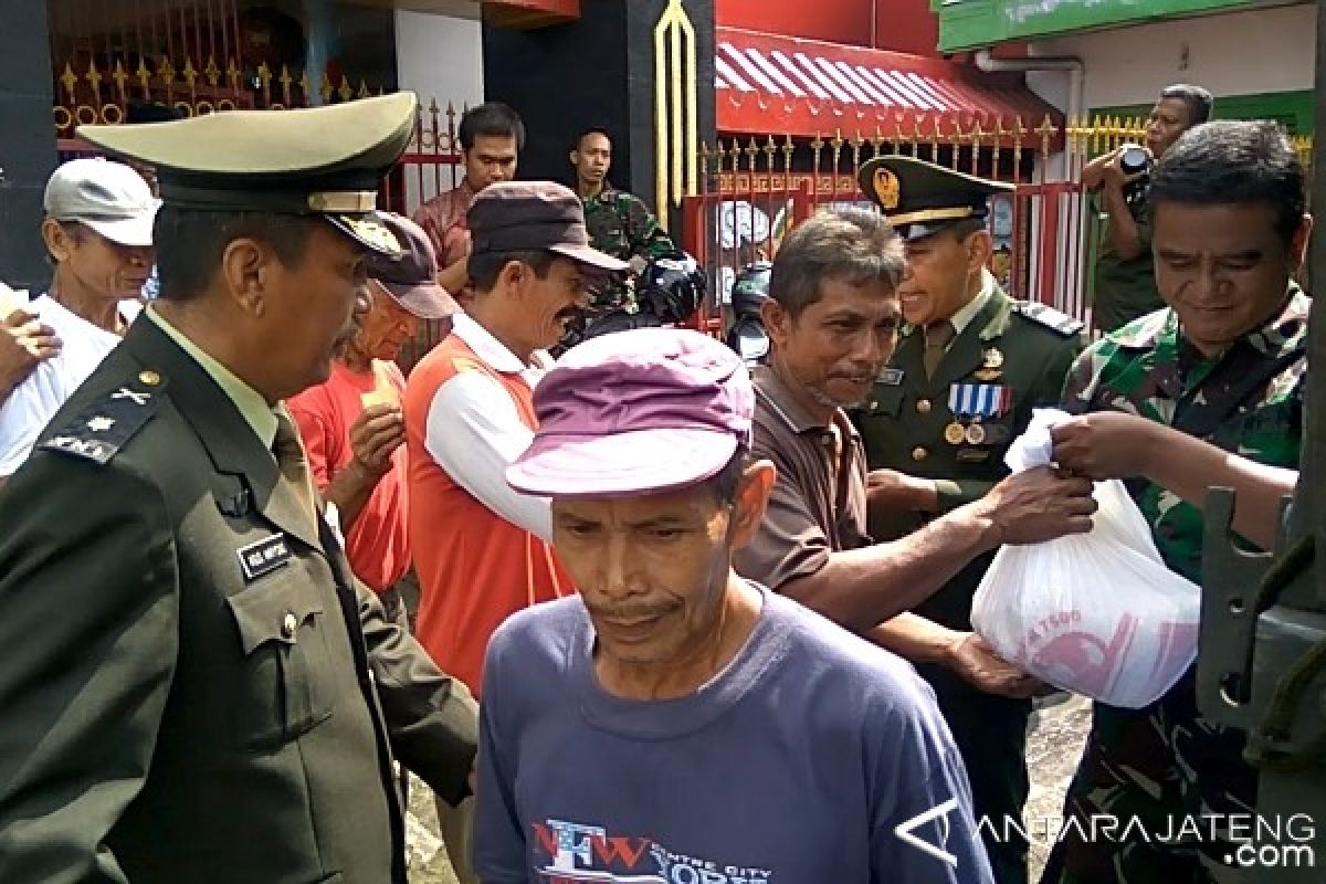 Korem 071/Wijayakusuma Bagikan Paket Kebutuhan Pokok (VIDEO)