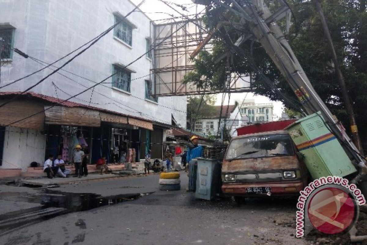 Tiang Listrik Tumbang Macetkan Inti Kota Medan