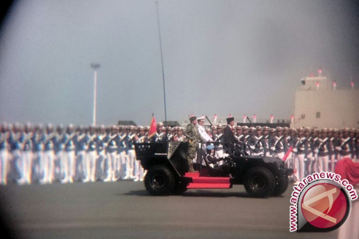 Presiden Hadiri Peringatan HUT TNI, Berjalan Kaki Tembus Kemacetan
