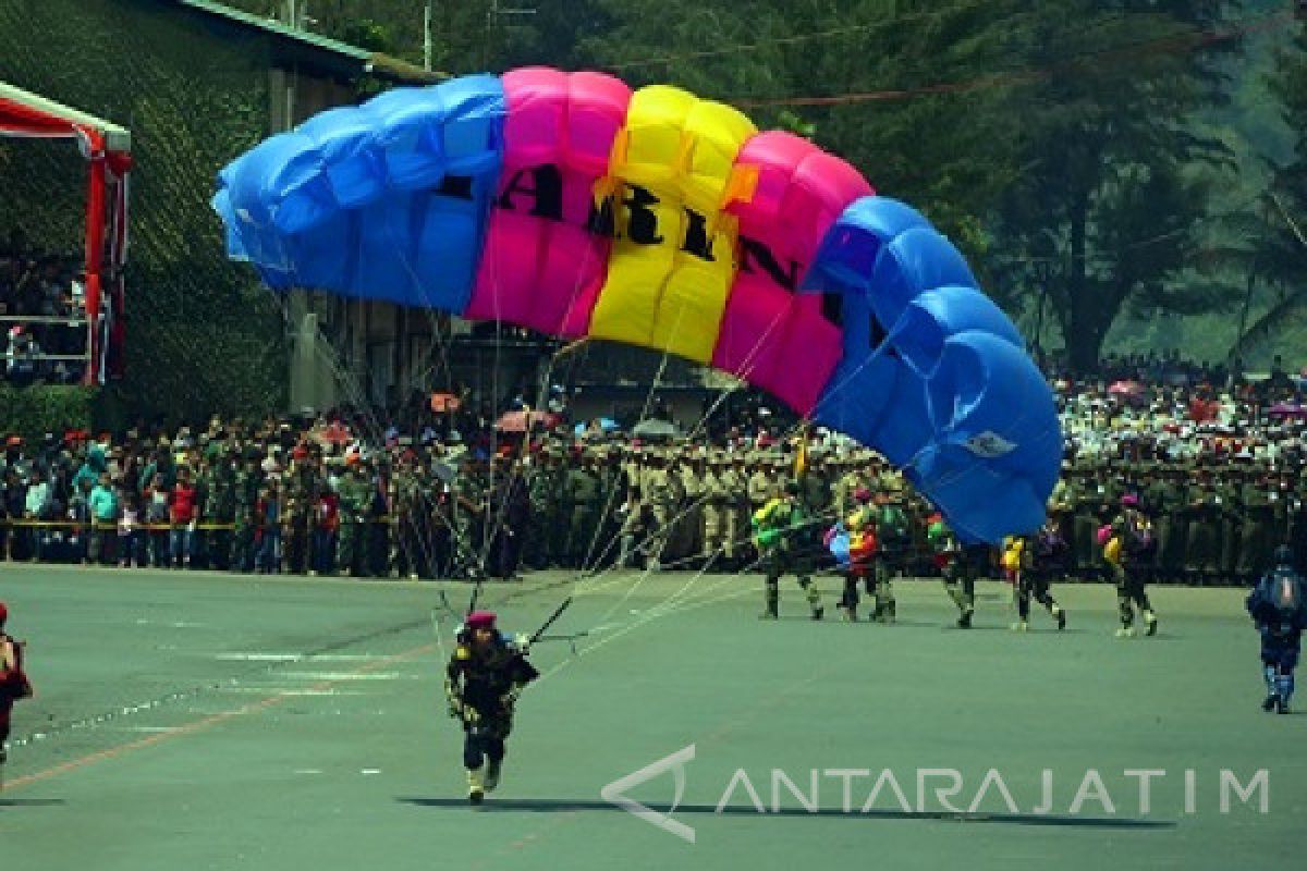 Prajurit-Alutsista Marinir Marakkan HUT TNI di Banten