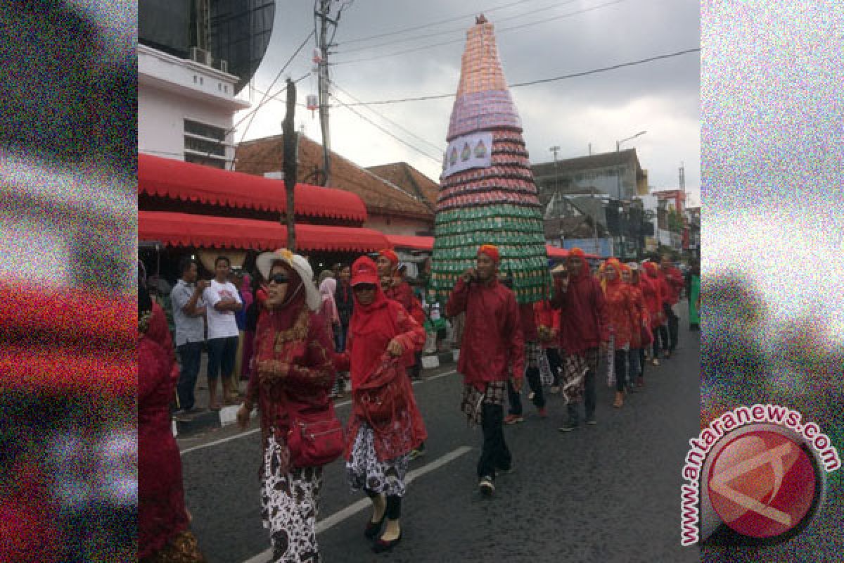 Pedagang pasar tradisional jaga eksistensi melalui kirab