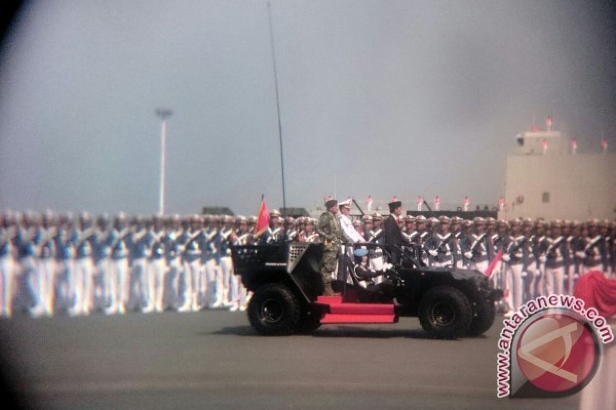 Terhambat Kemacetan, Presiden Berjalan Kaki Menuju Tenda Kehormatan HUT TNI