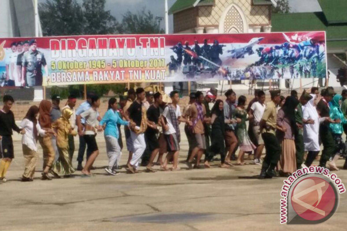 HUT TNI Tampilkan Tarian Daerah Lulo Bersama