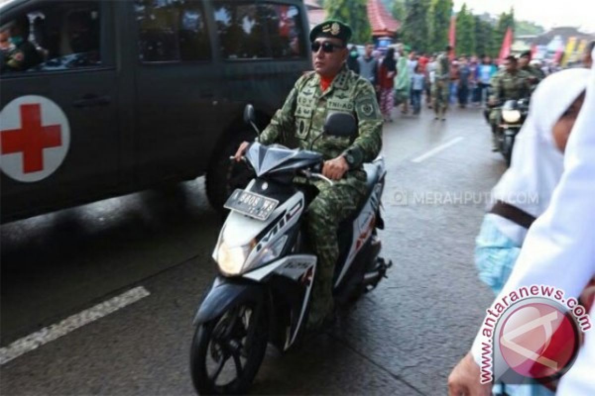 Kena Macet, Pangkostrad Naik Motor ke Lokasi HUT TNI