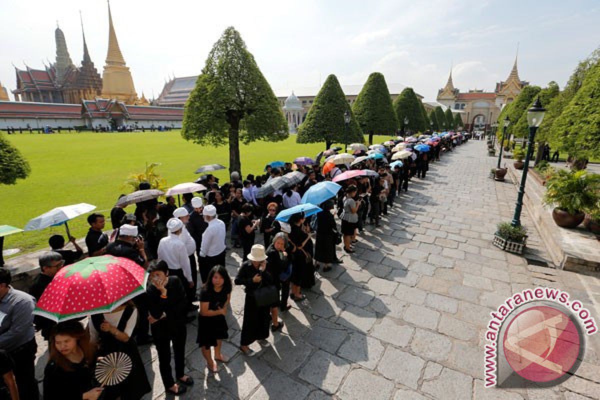 Warga Thailand Antre Beri Penghormatan Terakhir kepada Raja Bhumibol  