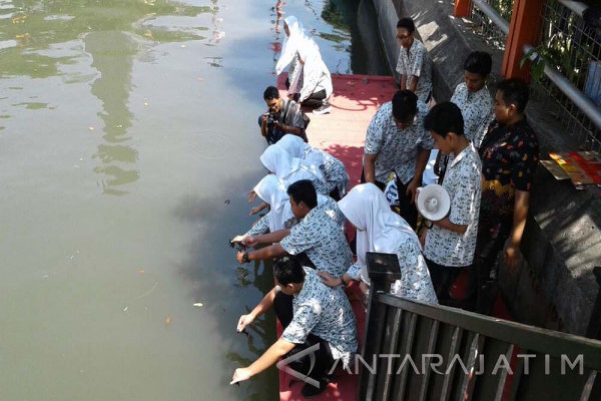 Hari Habitat, Puluhan Pelajar SMA Lepas Ikan di Sungai Kalimas Surabaya 