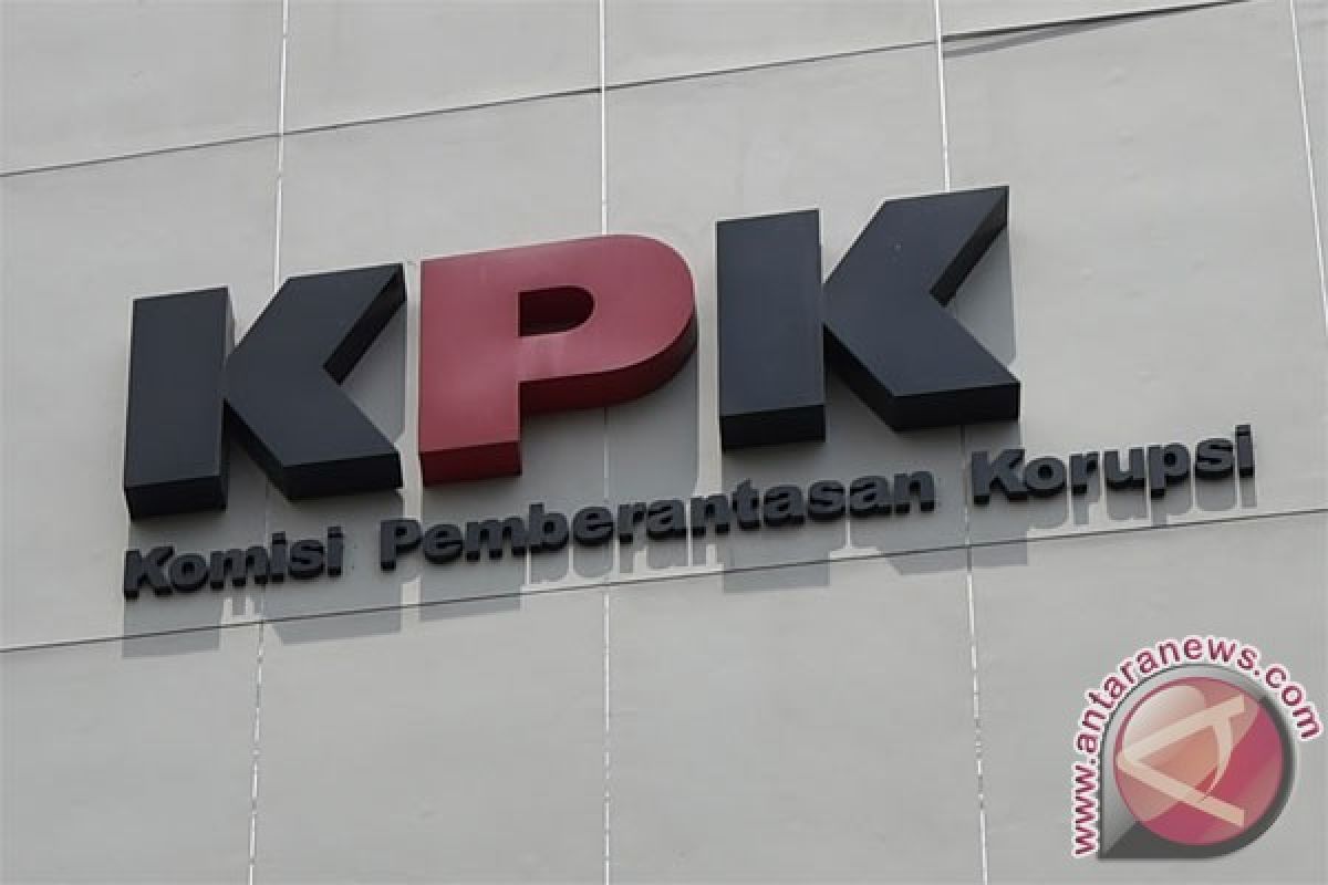 KPK bawa empat koper hasil penggeledahan di Tulungagung