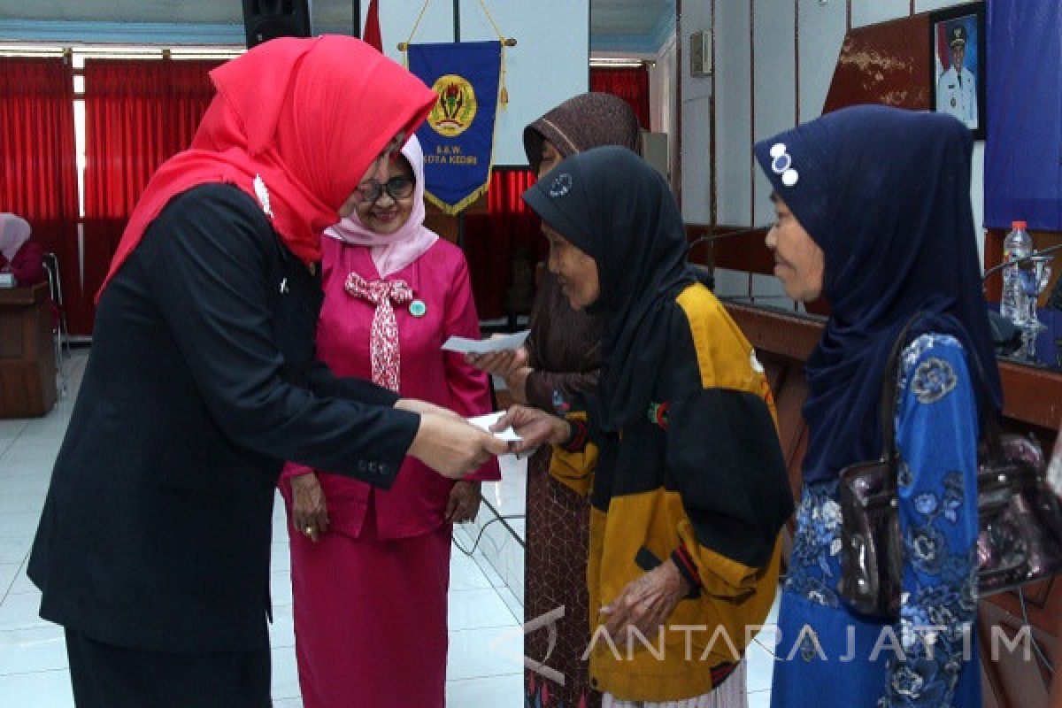 Warga Duafa di Kediri Dapat Bantuan Paket Bahan Pokok