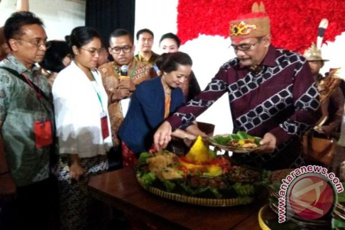Djarot potong tumpeng buka Festival Ragam Nusantara