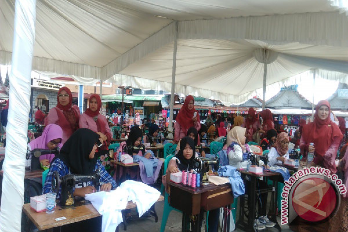 250 Embroidery Craftsmen Show The Leading Products in Bukittinggi Tourism Object 