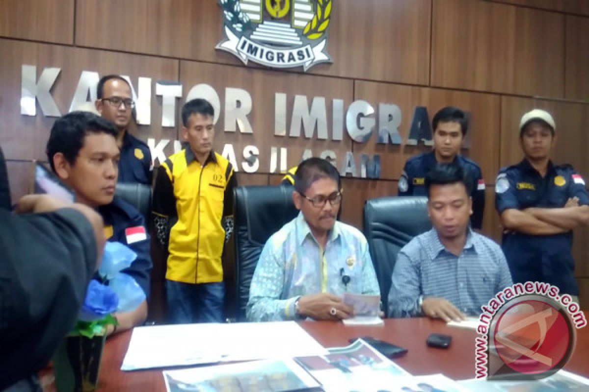 Salahi Izin, Sepasang WNA Asal Tiongkok Terancam Dideportasi