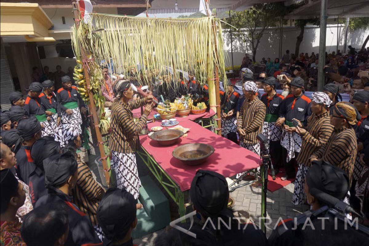 Jamasan Pusaka Kiai Upas Digelar di Luar Kanjengan Tulungagung (Video)