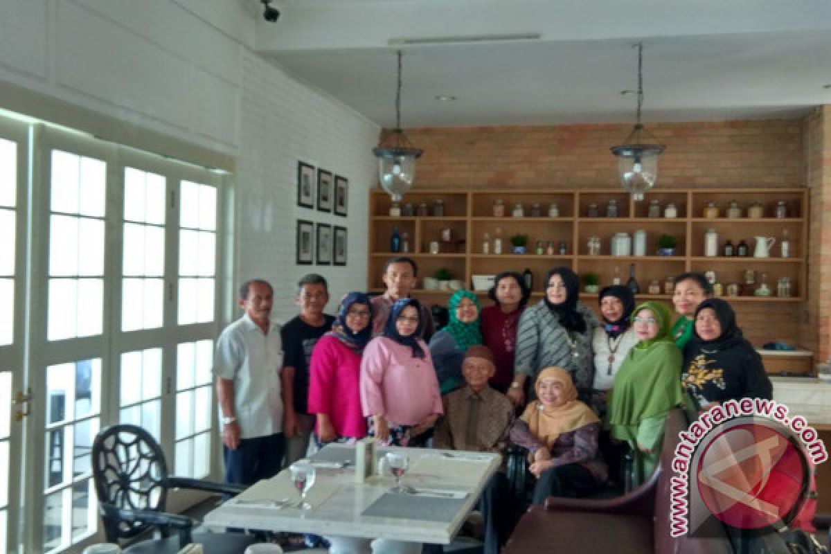 Berharap Ada Barokah, Endang Gelar Temu Kangen Dengan Mantan Guru