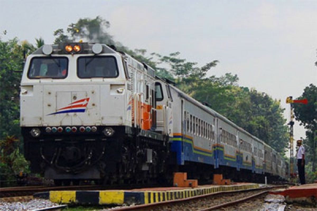 Daftar keterlambatan kereta api akibat tronton mogok di Subang