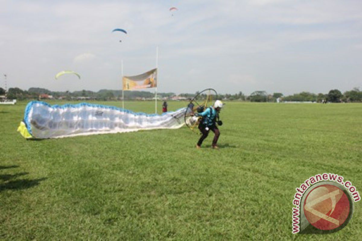 Meriahkan HUT TNI, Dispotdirgaau Gelar Lomba Paramotor