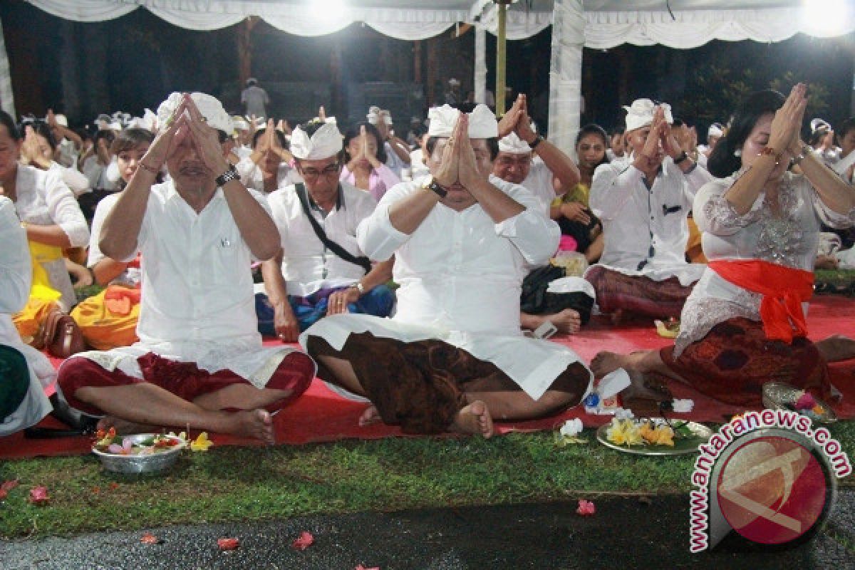 Doa Bersama Pejabat Jembrana Untuk Gunung Agung