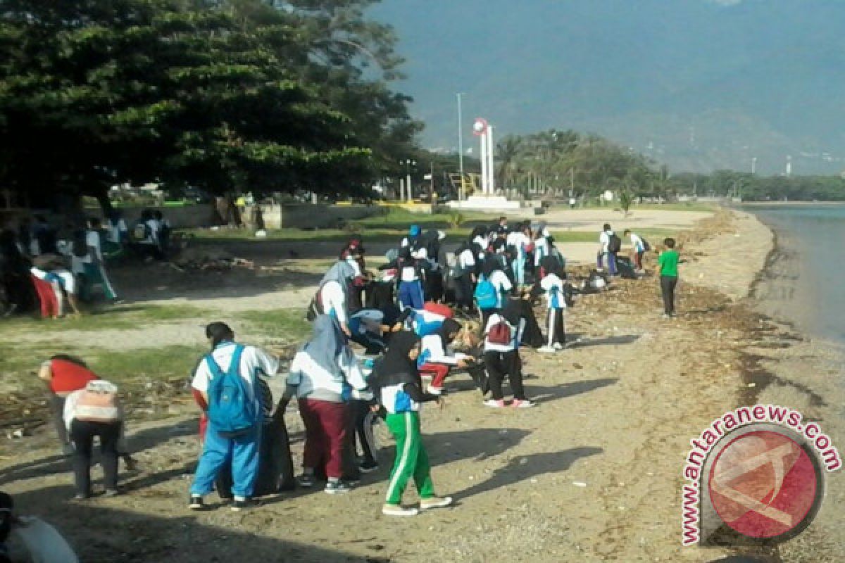 Ratusan Mahasiswa Pungut Sampah Di Teluk Palu