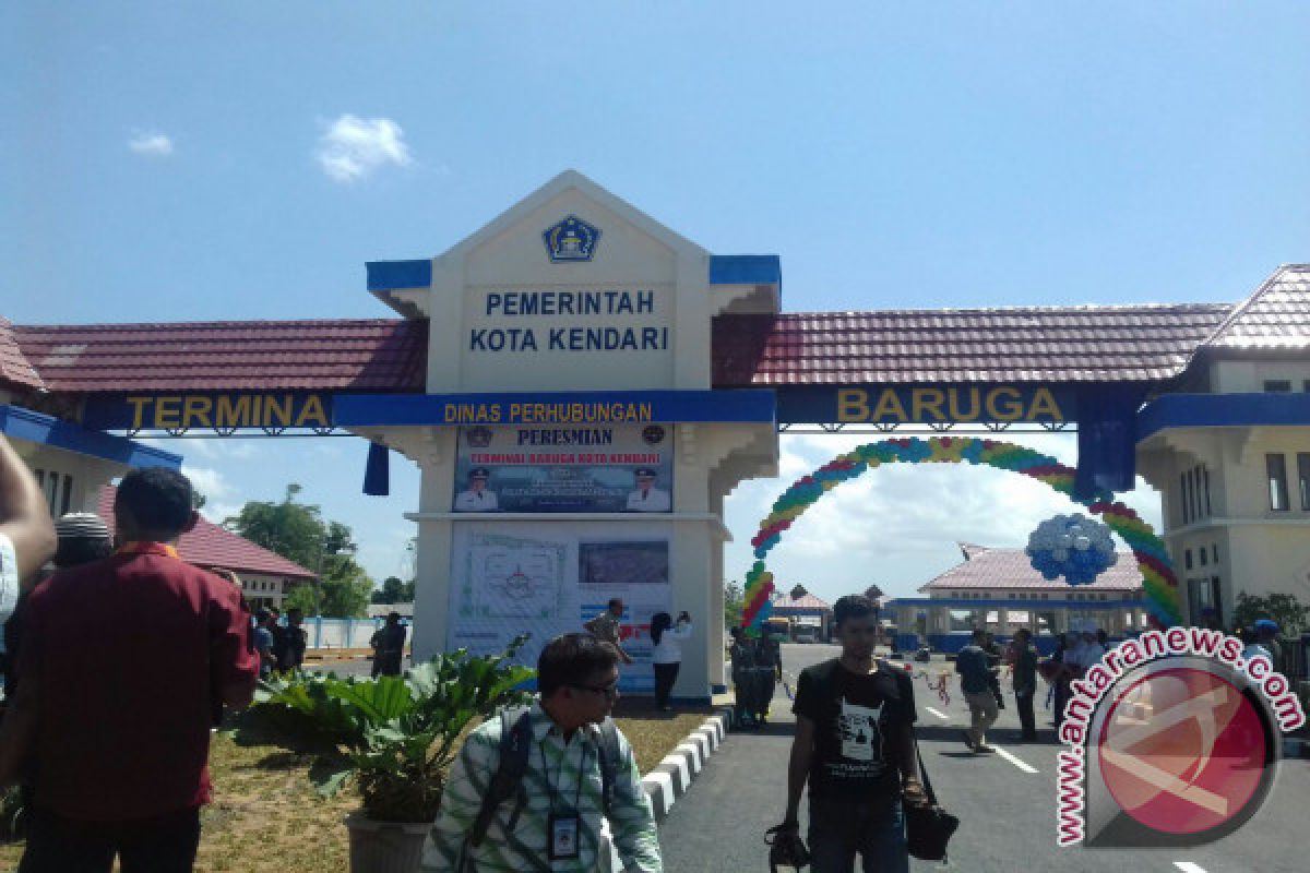 Terminal baruga Kendari dipadati penumpang