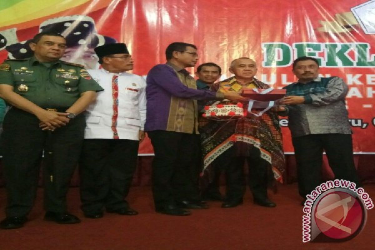 Bupati Tapsel Ulosi Gubernur Riau