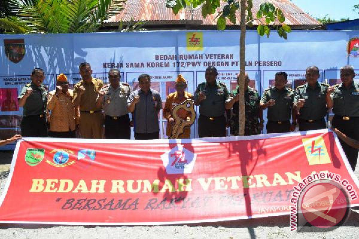 TNI bersama PLN rehab rumah veteran perang di Papua