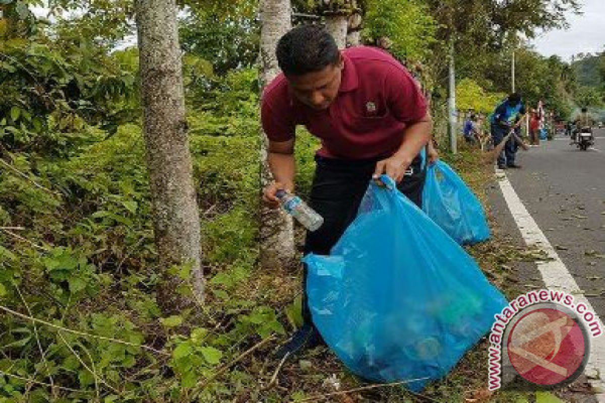 Walikota Sabang pungut sampah bersama warga