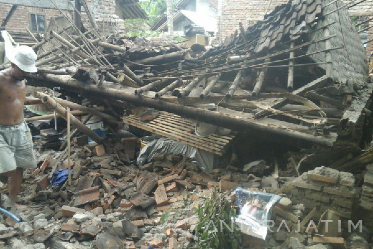 Rumah Roboh dan Satu Terluka Akibat Angin Puting Beliung di Jember