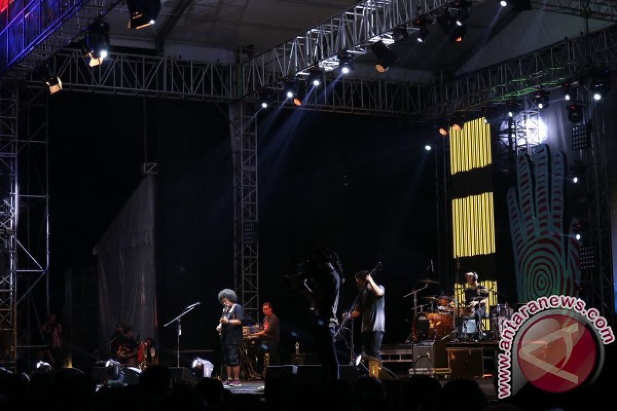 Payung Teduh dan petuah hak cipta di Synchronize Fest 2017