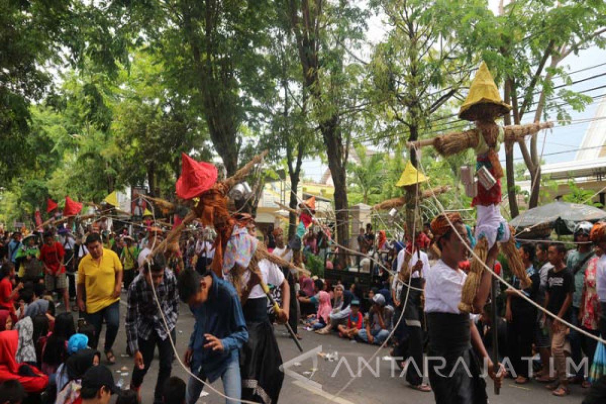 Ribuan Warga padati Jalan Bojonegoro Tonton Karnaval (Video)