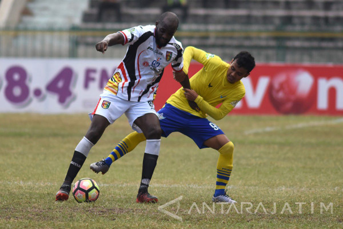 Persegres Telan Kekalahan Dari Perseru Serui 2-5