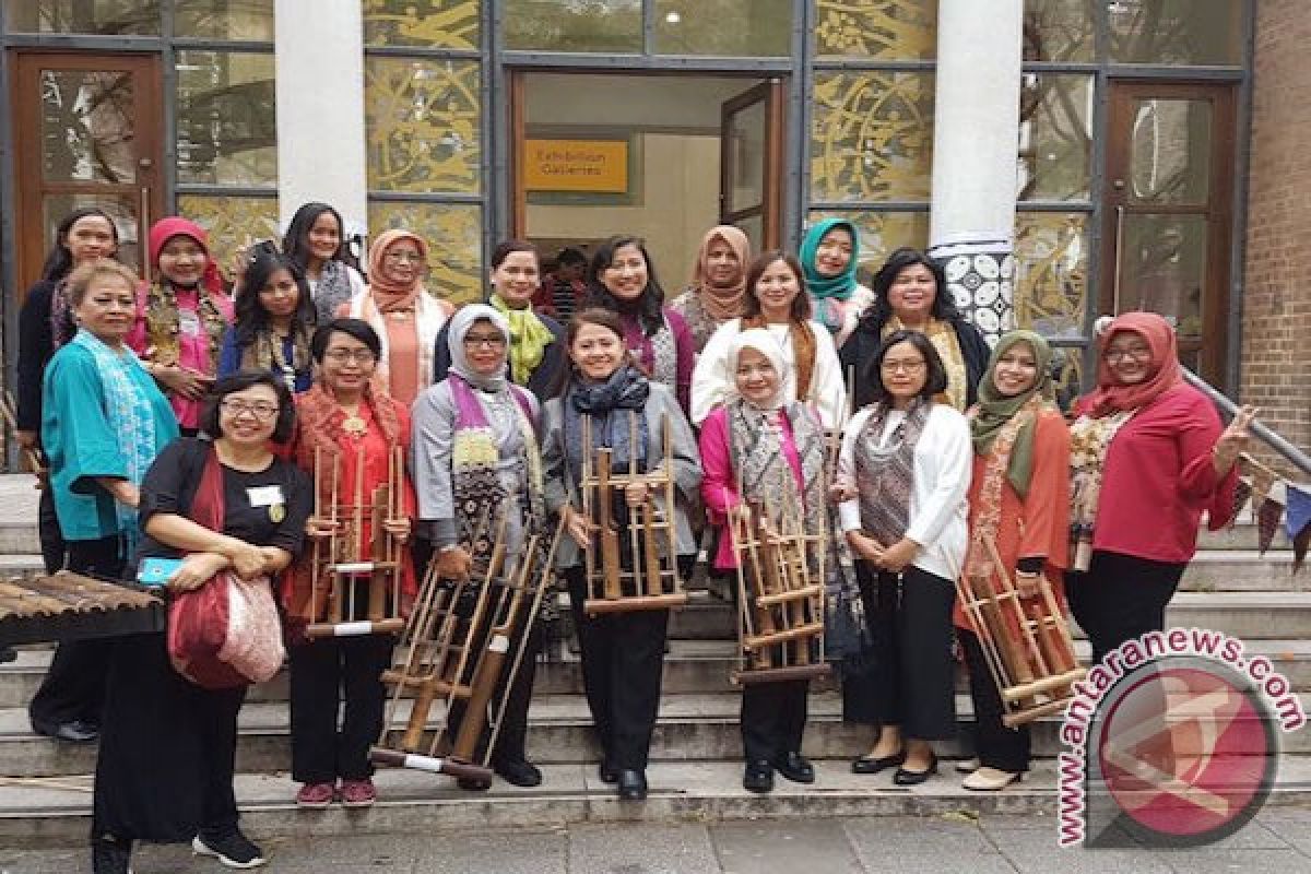 Ansemble angklung tampilkan Yesterday