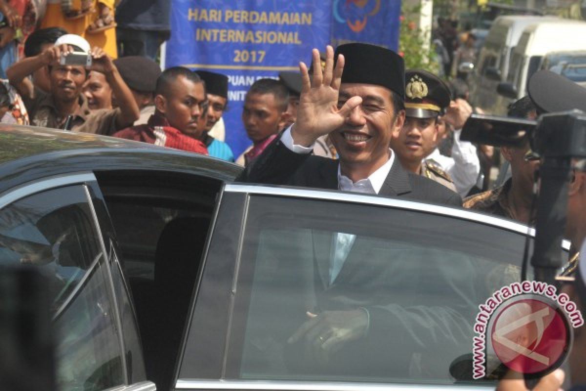 Jokowi minta masyarakat tidak "makan" mentah-mentah isu di medsos