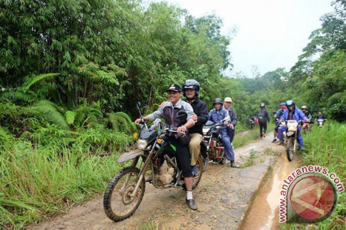 Kisah Rombongan Pemkab Sekadau Menuju Desa Sunsong