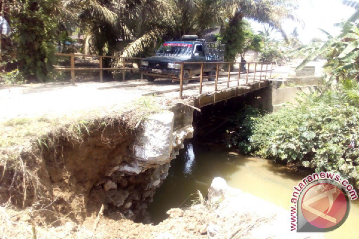 Warga Dharmasraya Minta Perbaikan Jembatan Nyaris Putus