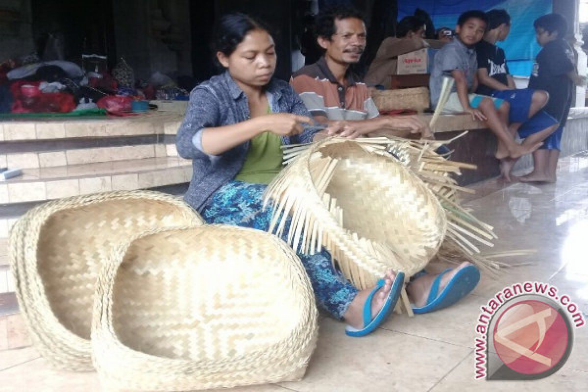 Pengungsi Gunung Agung Buat Kerajinan Anyaman Bambu