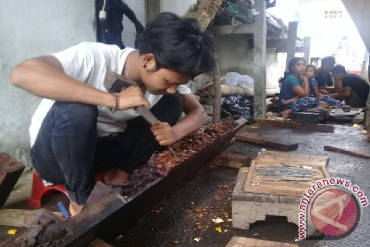 Pengungsi Gunung Agung Mengisi Aktivitas Memahat Kayu 