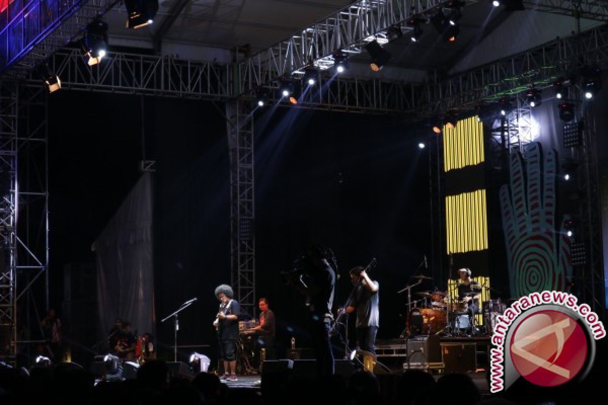 Payung Teduh dan petuah hak cipta di Synchronize Fest 2017