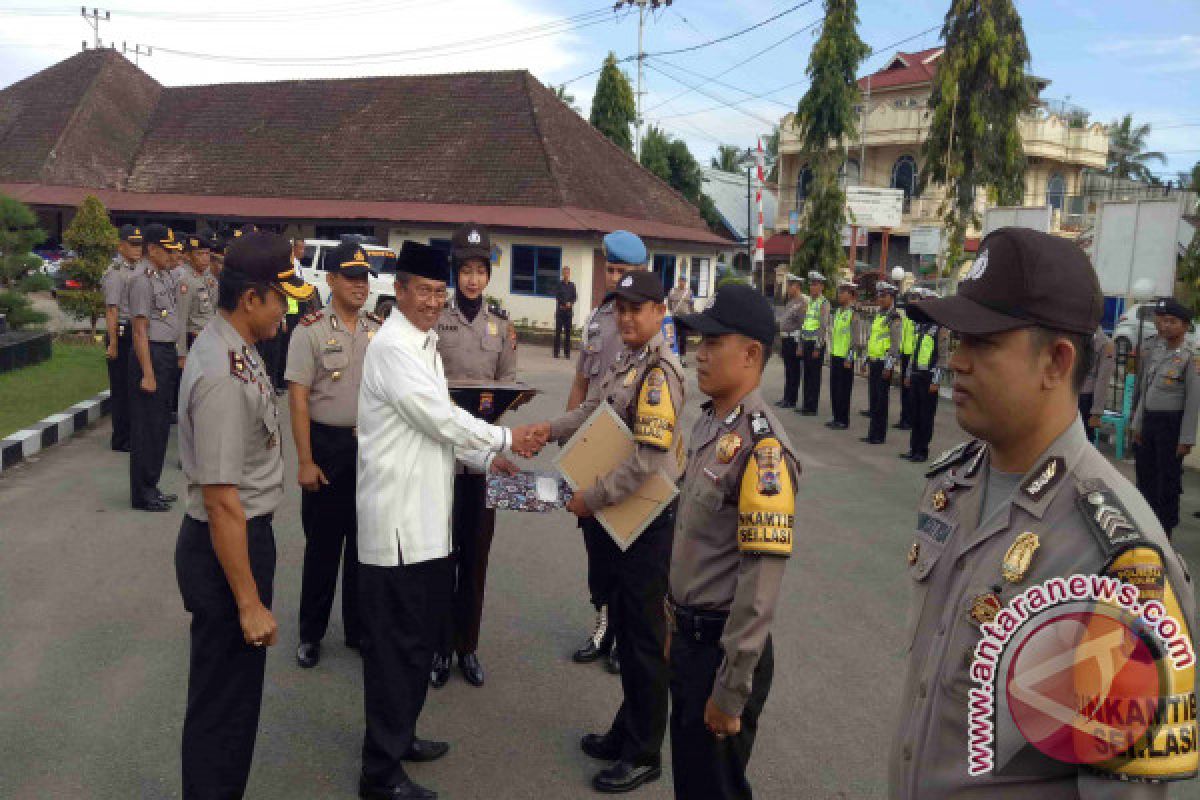 Polres Solok Beri Penghargaan Tiga Babinkamtibmas Berprestasi