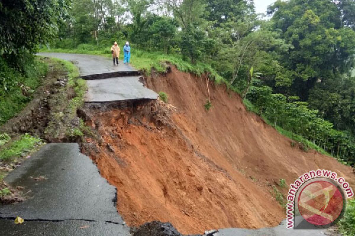 Longsor Putuskan Jalan Bengkulu Tengah-Kepahiang