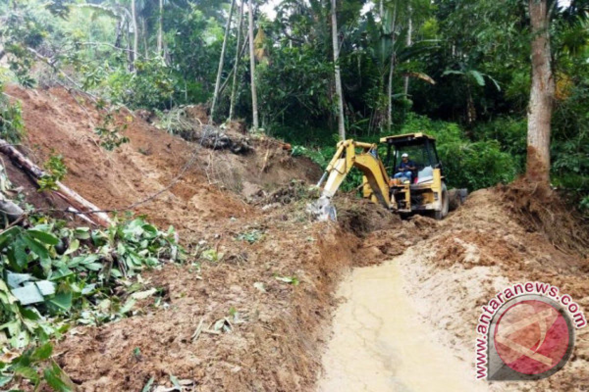 Pemkab Agam Mulai Bersihkan Material Longsor Timbun Jalan Nagari Sipinang